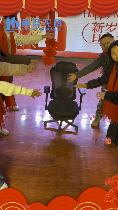 🎇 元旦快乐，温暖相伴 🎇时光匆匆，感恩 2025 年每一份支持与陪伴！从猪场到工厂，南商农科的成长，离不开每一位合作伙伴与家人的信赖！2026 年，我们将继续以贴心服务和硬核设备，陪您一路前行，养殖